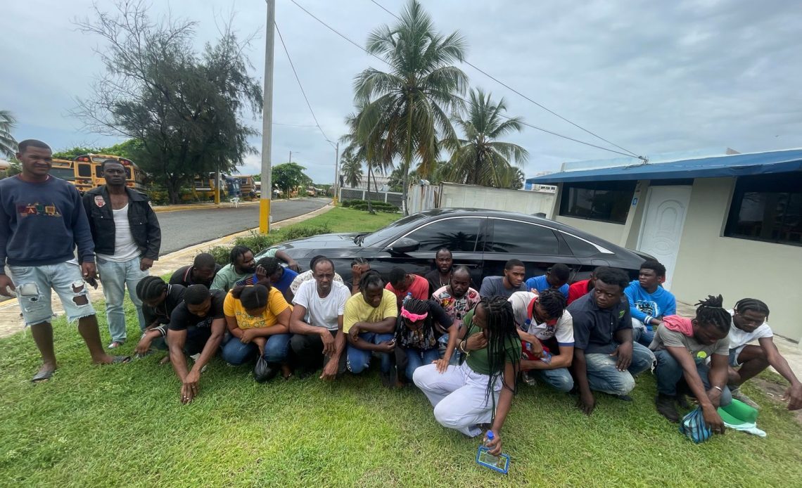 Detienen a un dominicano y 25 haitianos ilegales en Villa Francisca