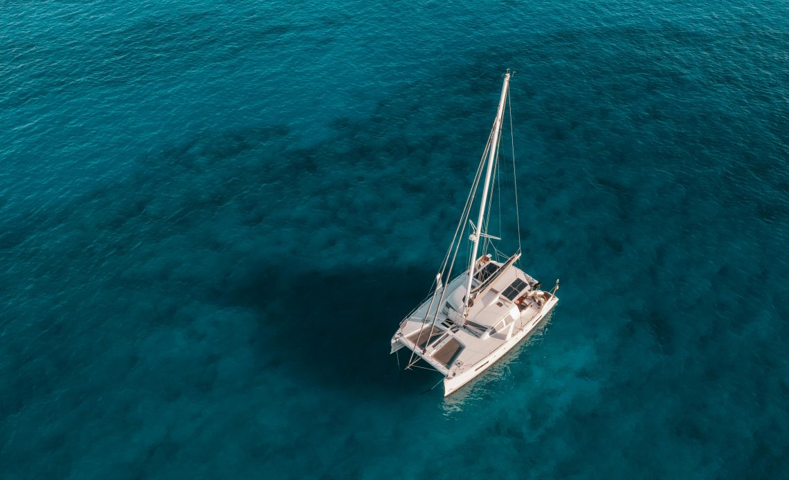 Catamarán a la deriva con tres estadounidenses