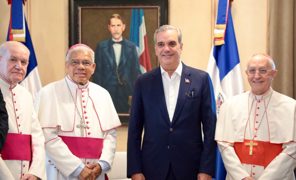El presidente Luis Abinader recibió la visita del cardenal italiano Fernando Filoni, actual Gran Maestro de la Orden Ecuestre del Santo Sepulcro de Jerusalén (OESSJ).