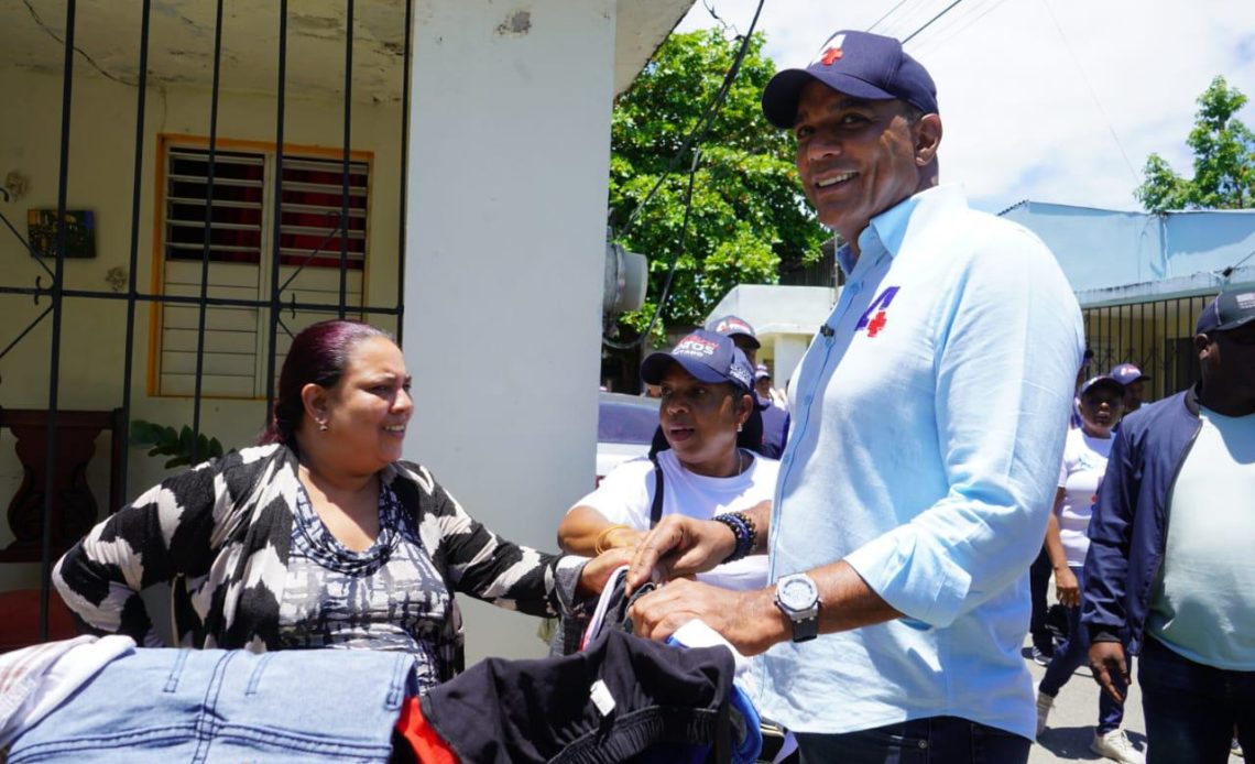 Senador Carlos Gómez realiza cara a cara en los barrios Los López 1 y Winston Arnaud en Moca