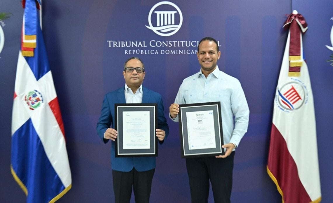 El magistrado Napoleón R. Estévez Lavandier, presidente del Tribunal Constitucional (TC), recibió dos certificados sobre el Sistema de Gestión Compliance,