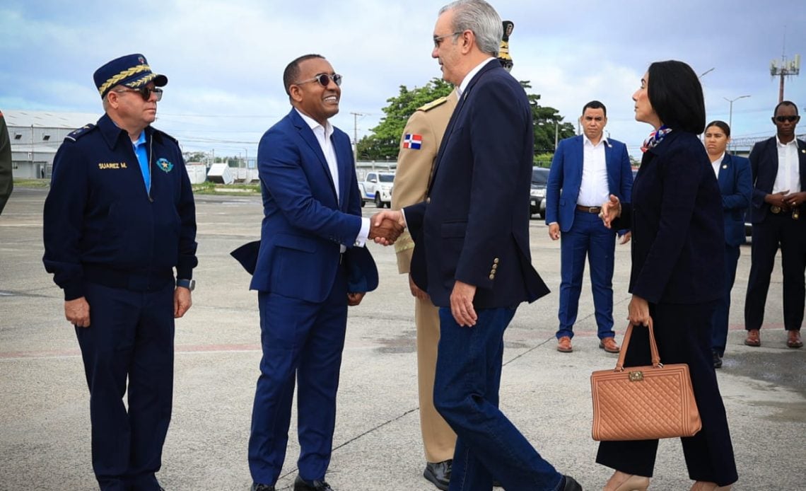 El presidente Luis Abinader salió a las 10:15 de la mañana por el Aeropuerto Internacional de las Américas junto a su familia