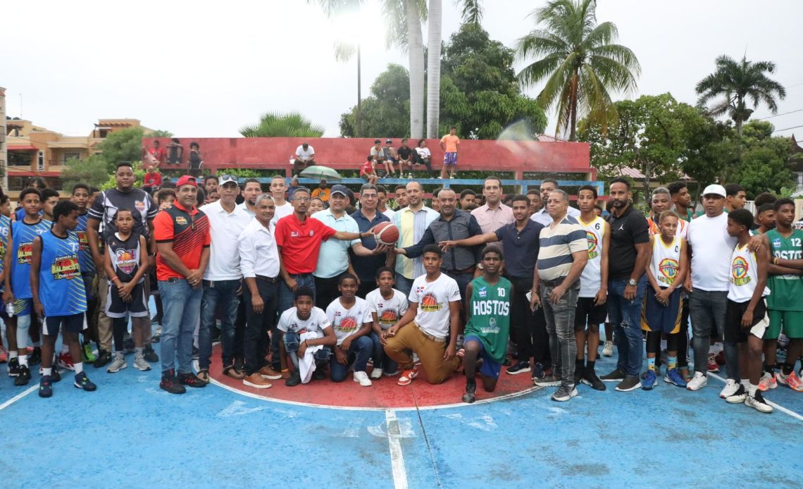 Jóvenes de más de 20 clubes de Baloncesto se disputan copa U15 en La Vega