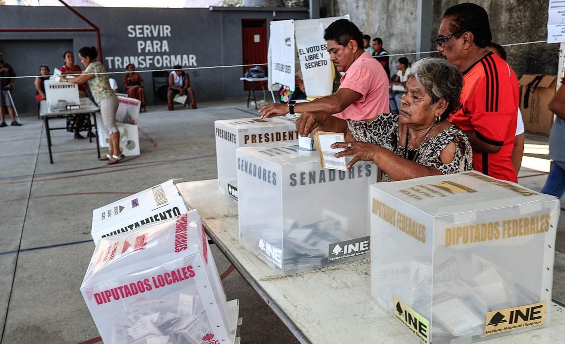 Ciudadanos asisten a votar en las elecciones generales mexicanas este domingo, en un colegio electoral del balneario de Acapulco (México). EFE/David Guzmán