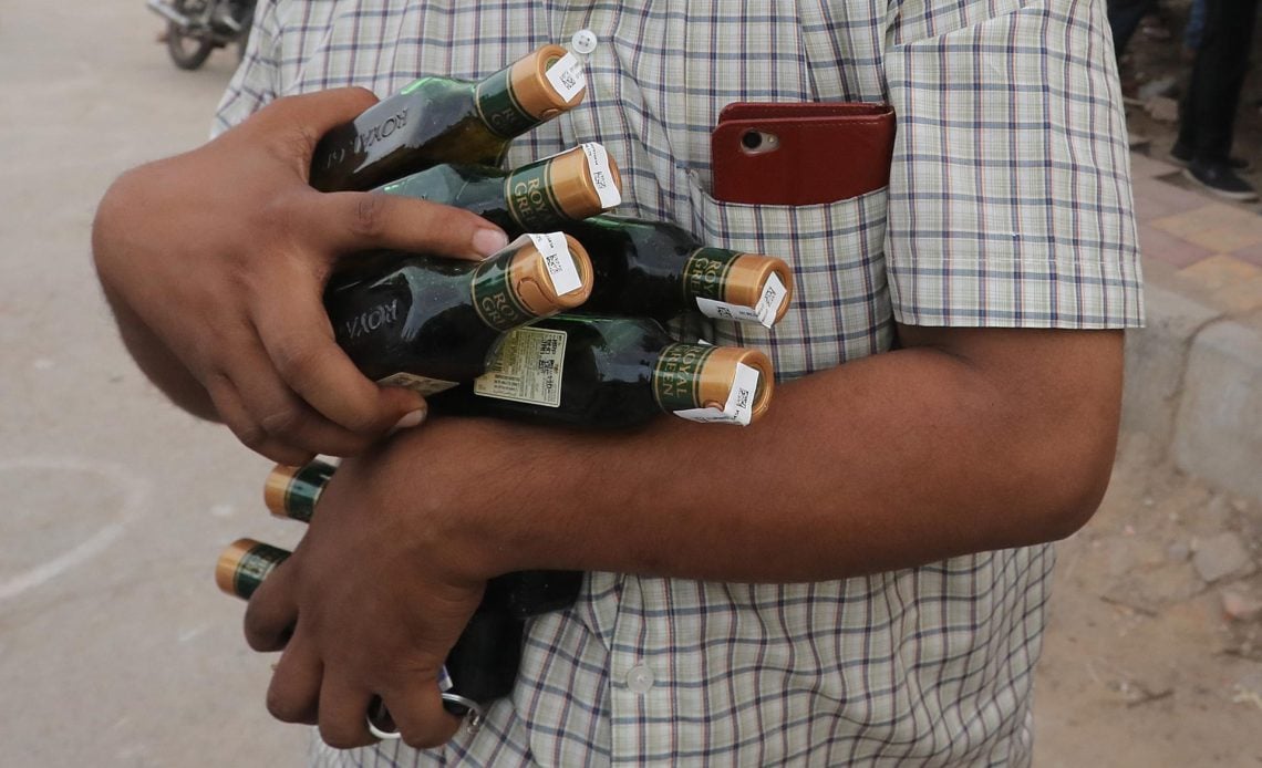 Suman 47 muertos en India por beber alcohol adulterado