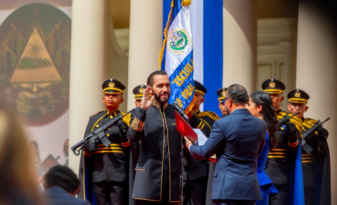 Fotografía cedida por la Presidencia de El Salvador que muestra al presidente de la Asamblea Legislativa de El Salvador, Ernesto Castro (d), mientras toma juramento al presidente salvadoreño, Nayib Bukele (i), este sábado durante la ceremonia de investidura en la Plaza Gerardo Barrios de San Salvador (El Salvador). EFE/ Cortesía Presidencia de El Salvado