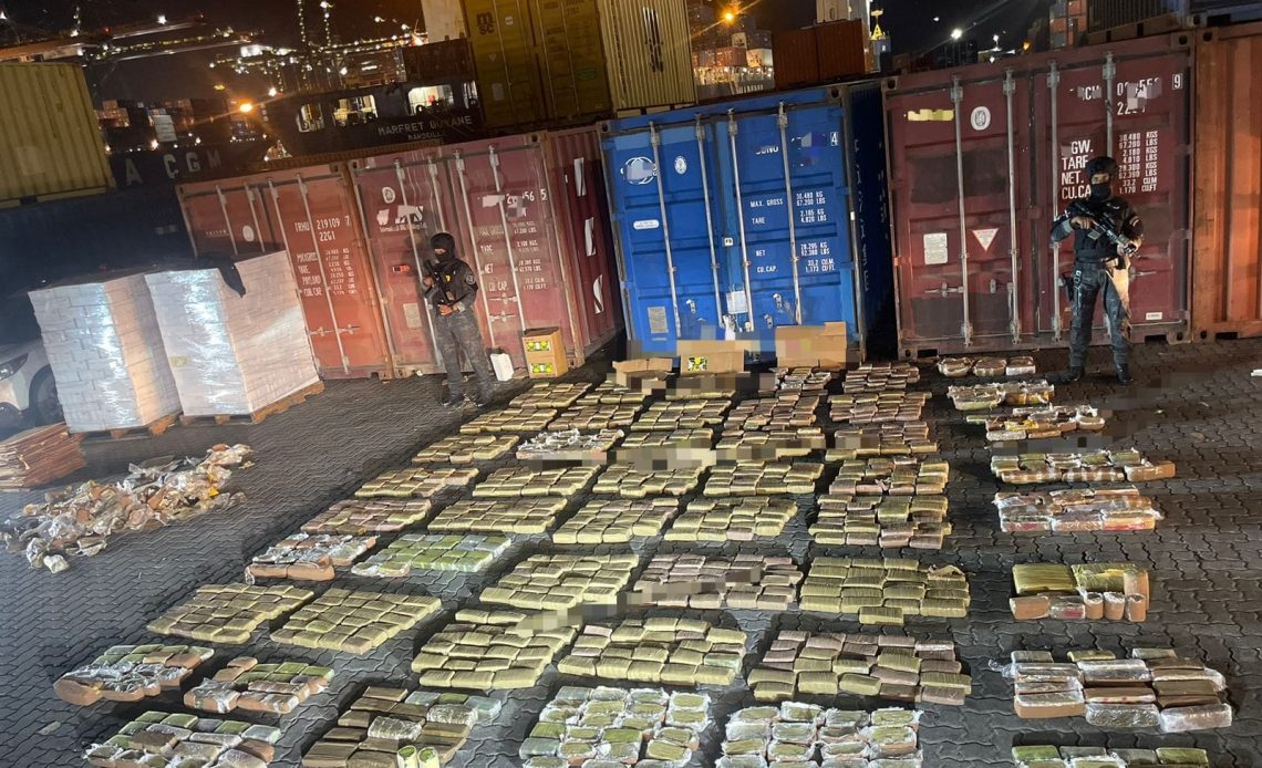 Autoridades aseguran contenedor con 1,061 paquetes de marihuana en puerto Caucedo