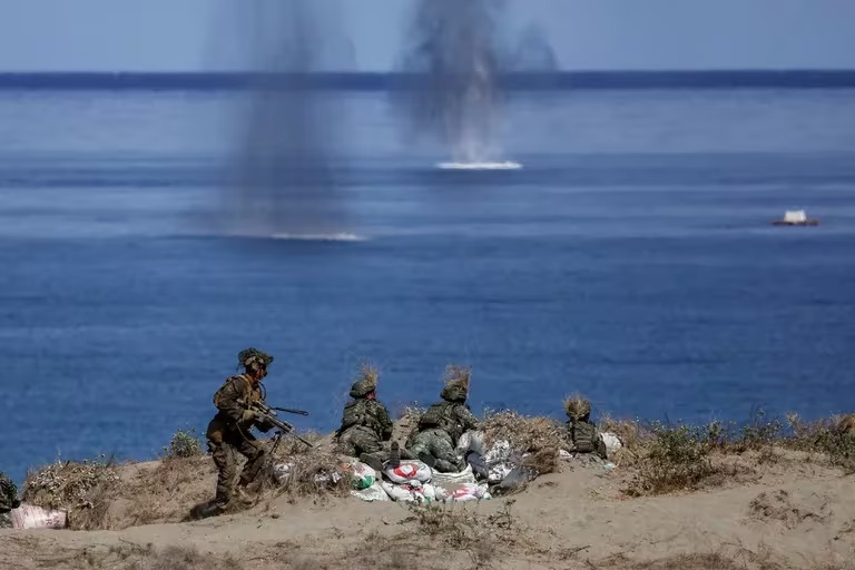 Filipinas y Estados Unidos llevan a cabo esfuerzos para reducir la tensión con China tras un grave incidente en el Mar de China Meridional.