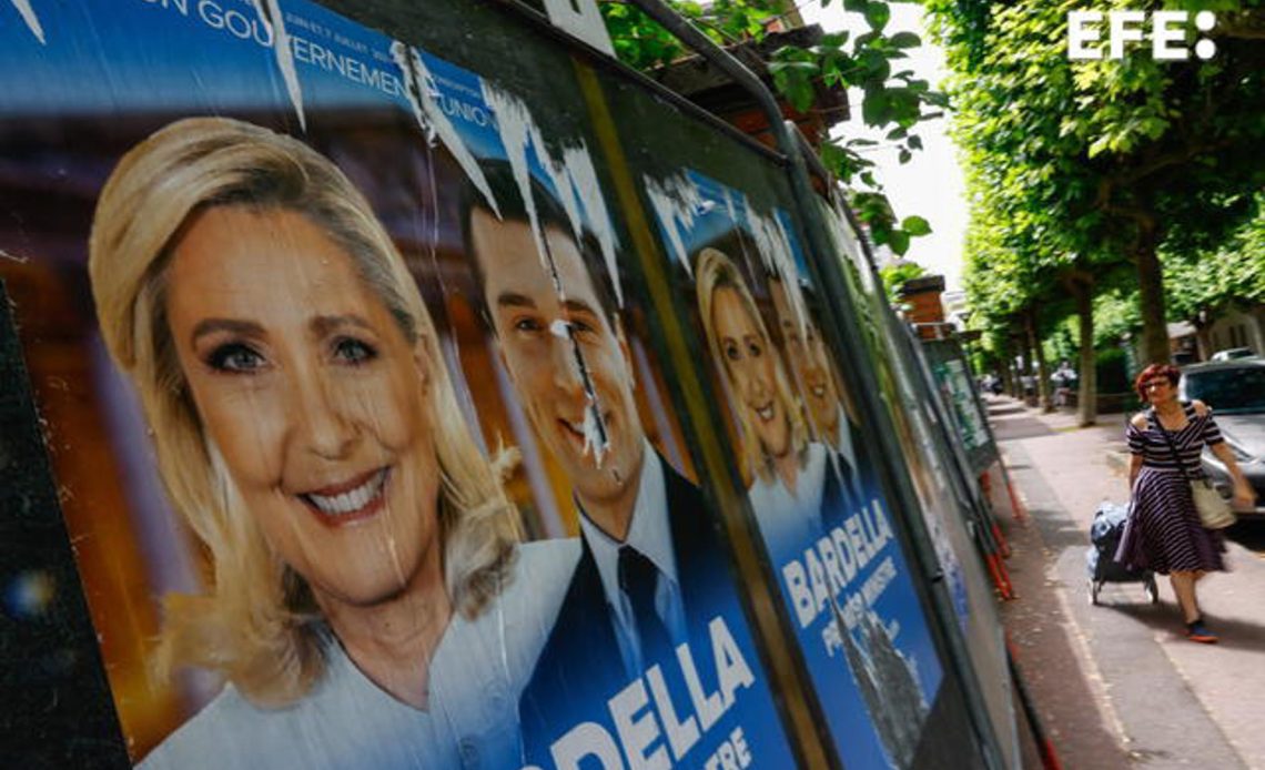 Imagen de un cartel electoral de la líder ultraderechista francesa, Marine Le Pen. EFE/EPA/Mohammed Badra