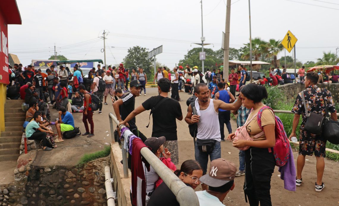 Migrantes permanecen varados en espera de resolver su situación migratoria este jueves, en el municipio de Tapachula en Chiapas (México). EFE/Juan Manuel Blanco