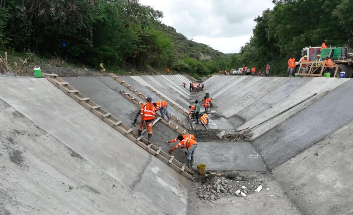 Paños de hormigón colocados en canal YSURA para reducir pérdida de agua.