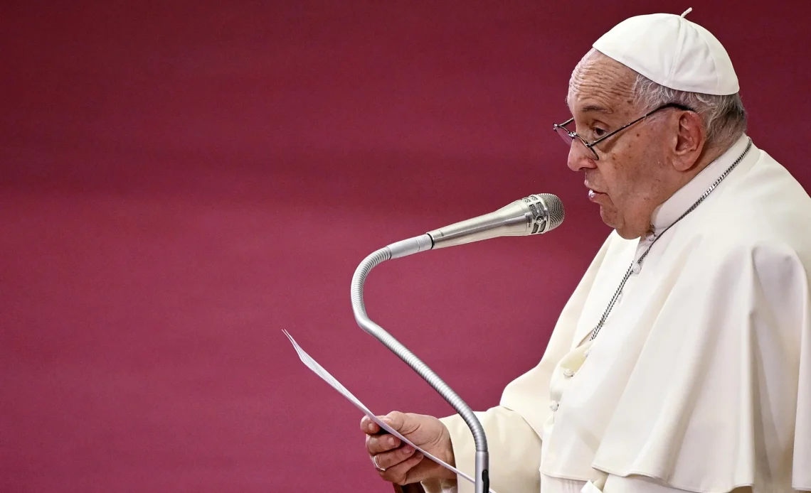Papa Francisco insiste que hay mucha mariconeria en El Vaticano