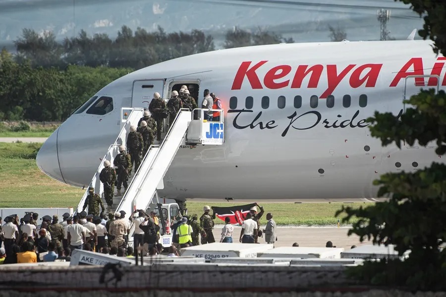 Policia de Kenia llegando al Aeropuerto de Haiti