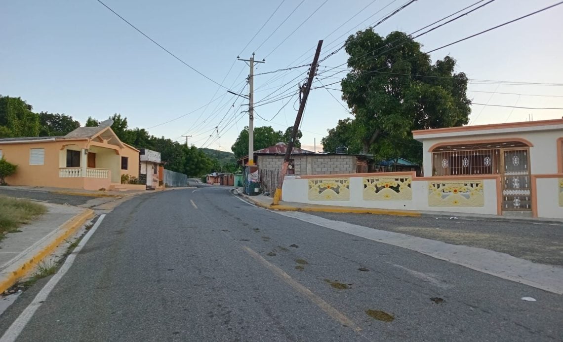 Ciudadanos reportan poste de luz a punto de caer, en San Juan de la Maguana