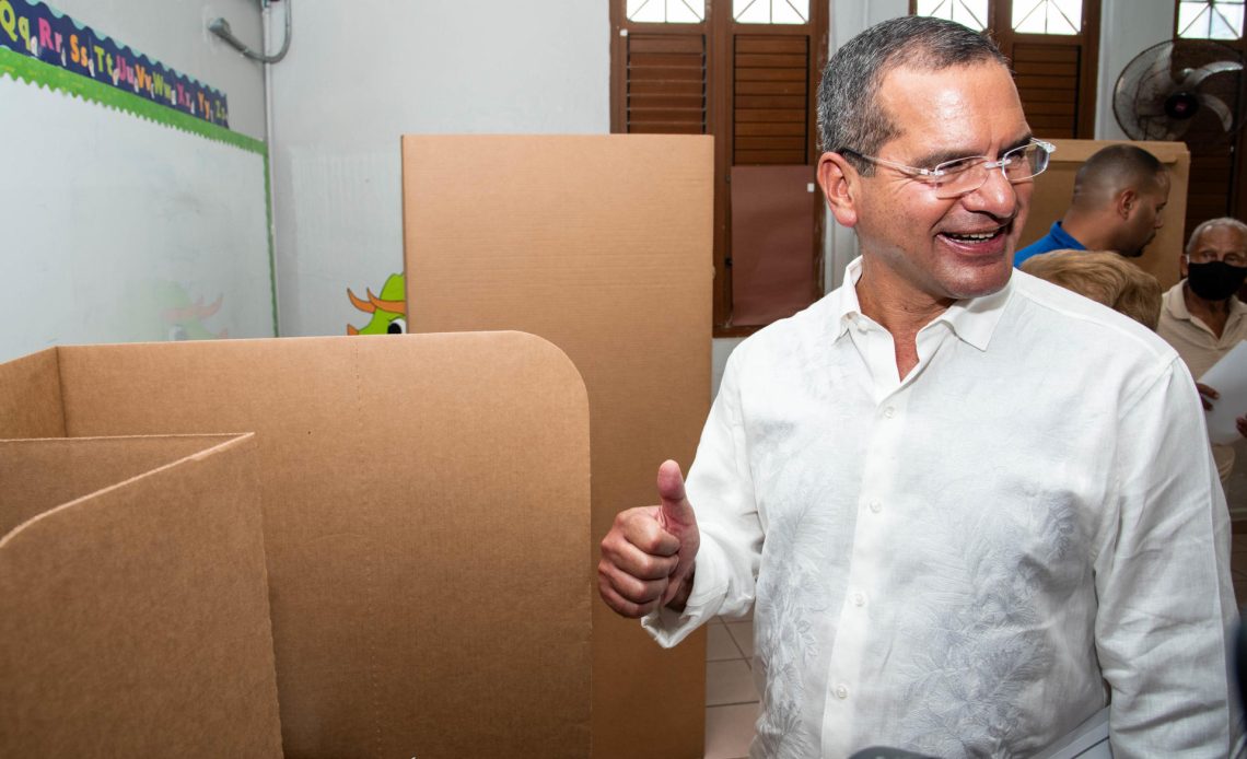 El gobernador de Puerto Rico y precandidato del Partido Nuevo Progresista, Pedro Pierluisi, vota en las elecciones primarias este domingo en San Juan (Puerto Rico). EFE/ Enid M. Salgado Mercado