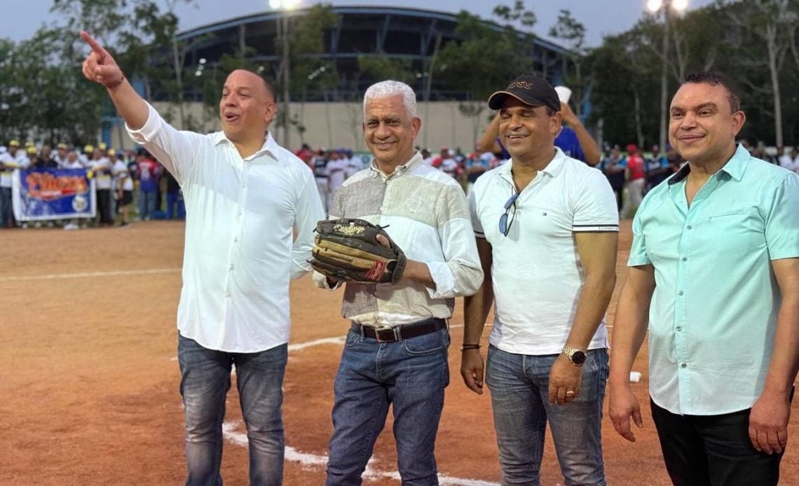 Asociación de Softball de la provincia Sánchez Ramírez reconoce al presidente del Senado Ricardo de los Santos