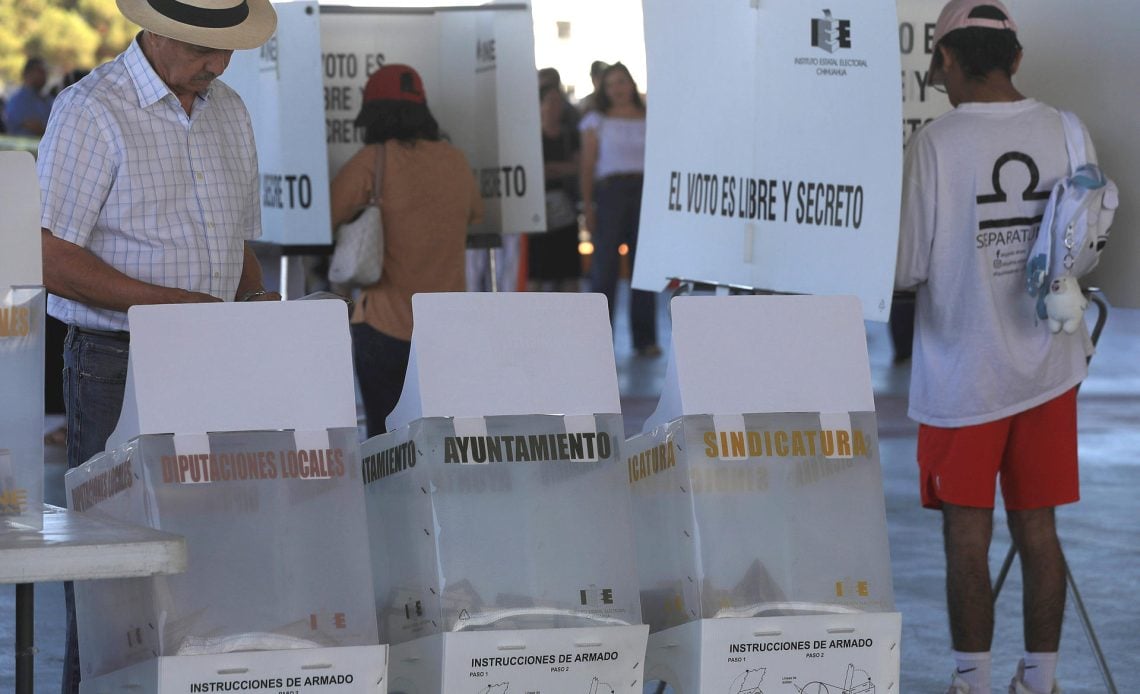 Ciudadanos emiten su voto en las elecciones generales mexicanas este domingo, en un colegio electoral, en Ciudad Juárez, Chihuahua (México). EFE/Luis Torres