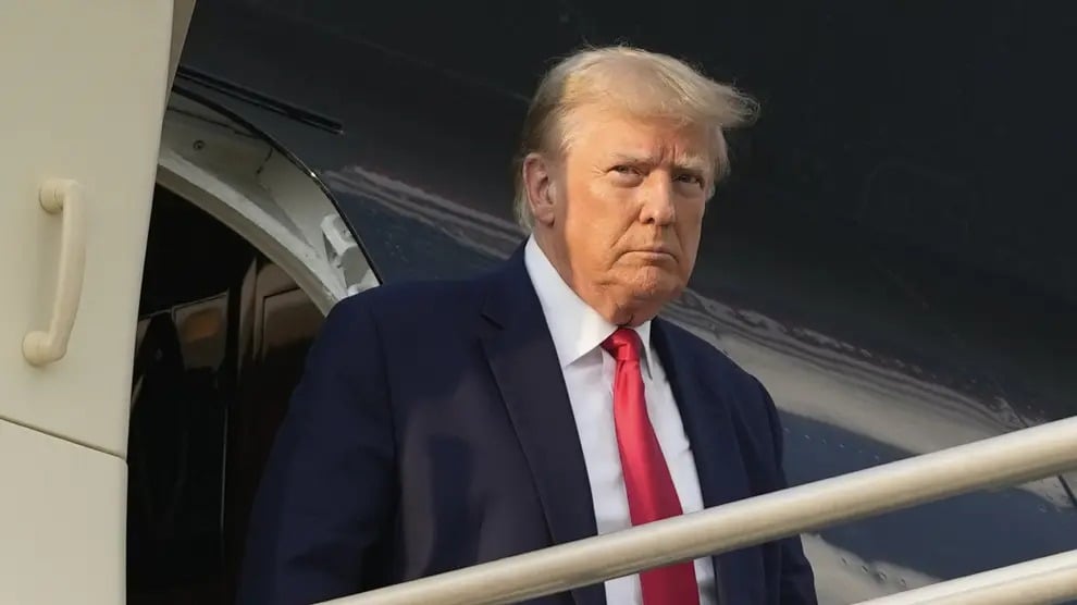 Trump llegando de su avión
