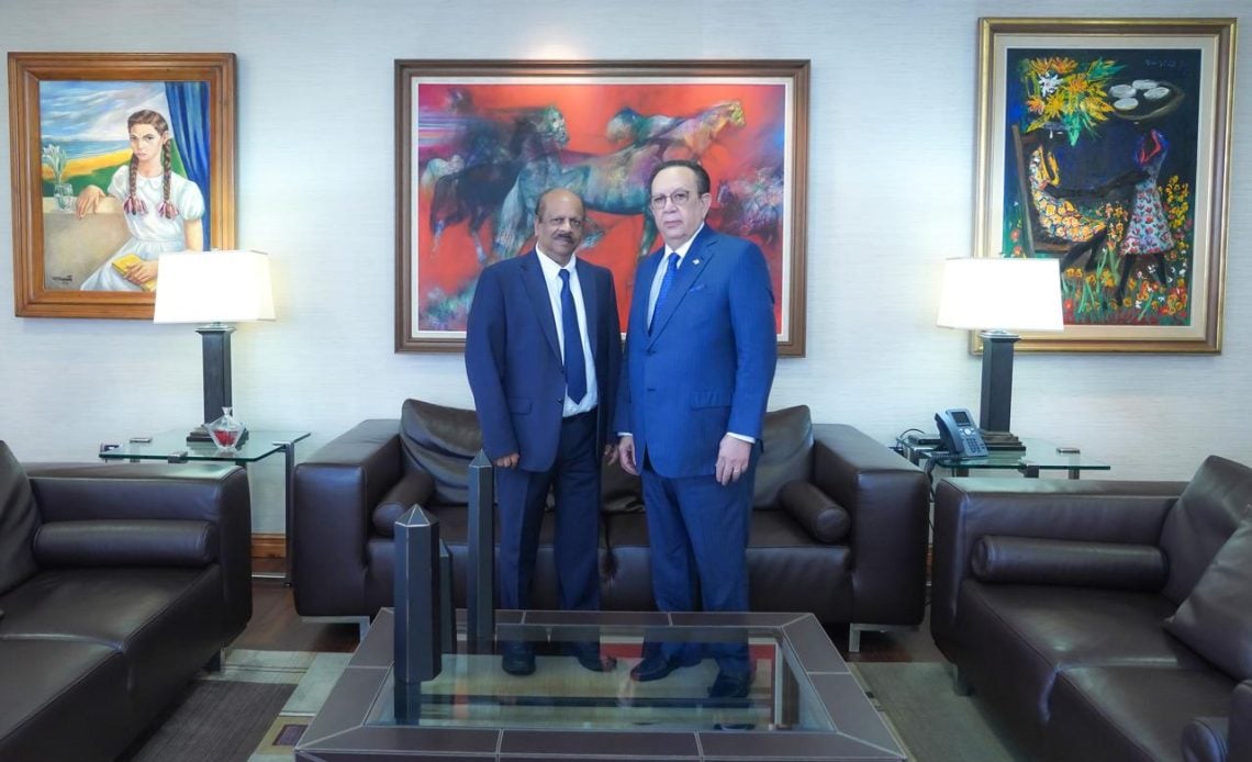 Gobernador Valdez Albizu recibe visita de su homólogo del Banco Central de Guyana