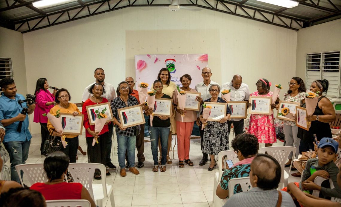 Reconocen a madres en Villa González