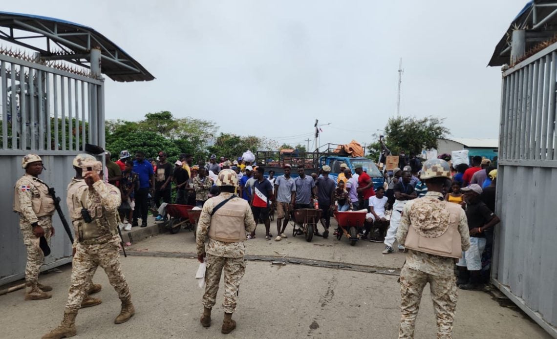 Haitianos bloquean la frontera
