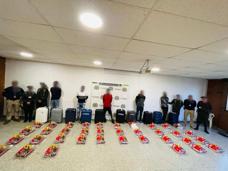 Migración Colombia capturó a cinco ciudadanos dominicanos en el Aeropuerto El Dorado de Bogotá que transportaban unos 215 kilos de cocaína 