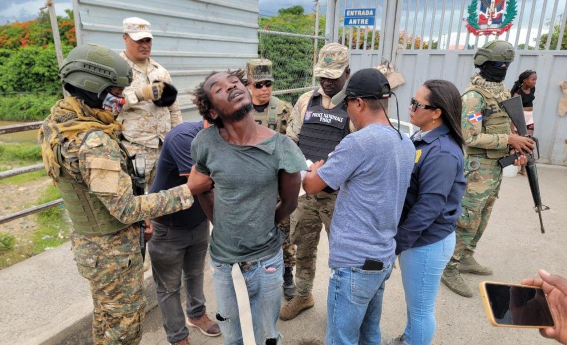 Ejército dominicano apresa y entrega nacional haitiano buscado por las autoridades de Haití