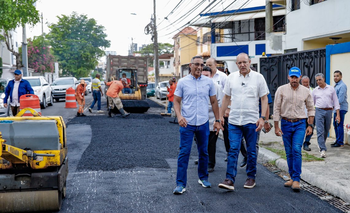Alcaldía de Santiago y Obras Públicas avanzan con plan de asfaltado y bacheo