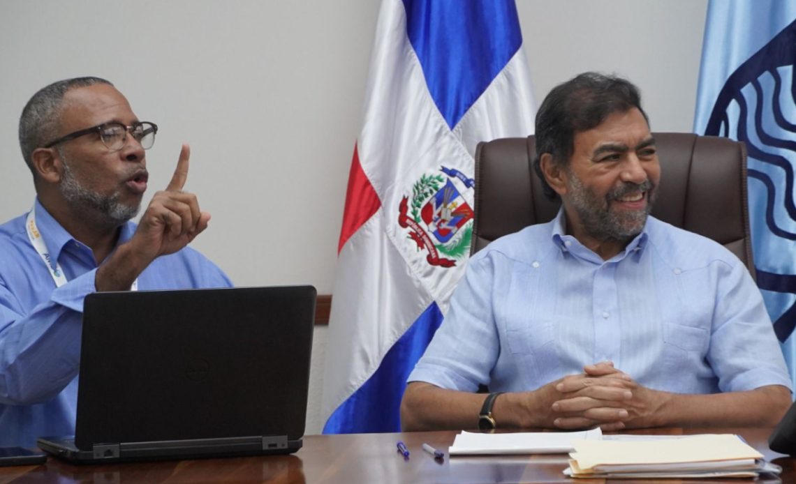 Caba Romano, titular del INDRHI, junto a Israel Acosta encargado de Hidrología de la entidad.