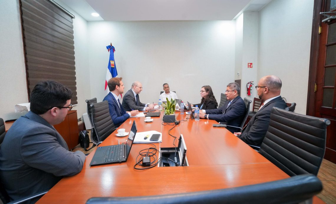 El ministro de la Presidencia, Joel Santos Echavarría, junto a la delegación del FMI.