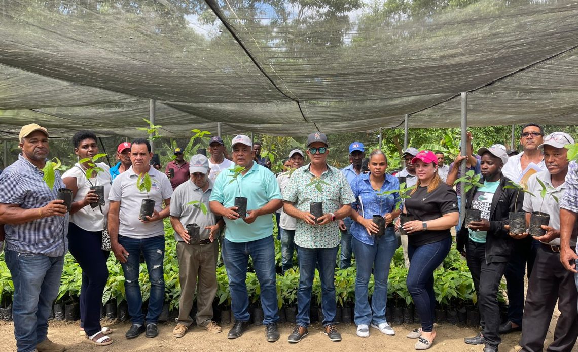 Entrega de plantas de cacao en Monte Grande