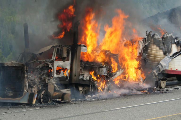 Explosión de camión con productos químicos genera caos en Nueva Jersey