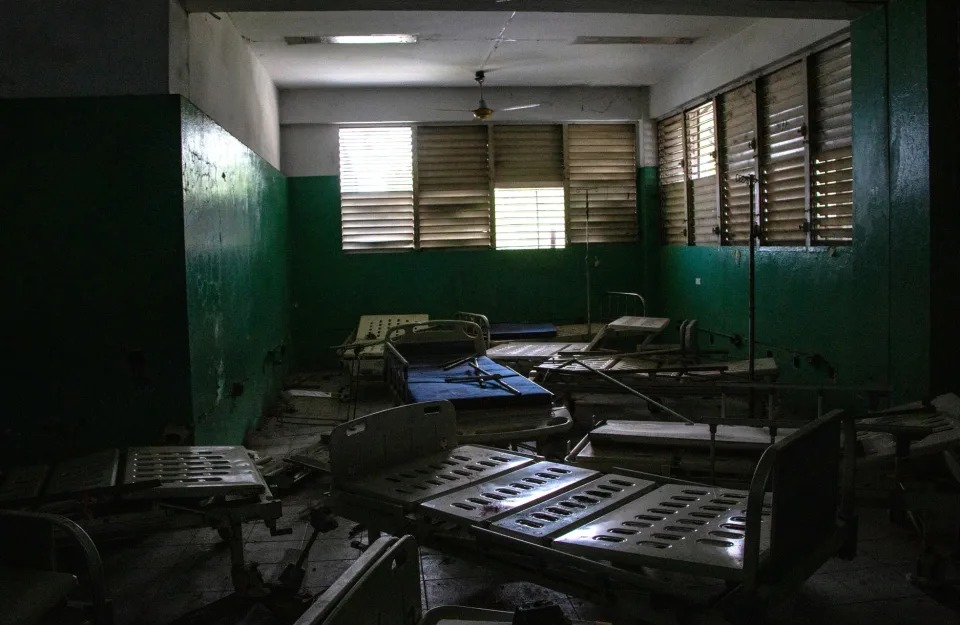Hospital destruido por bandas haitianas