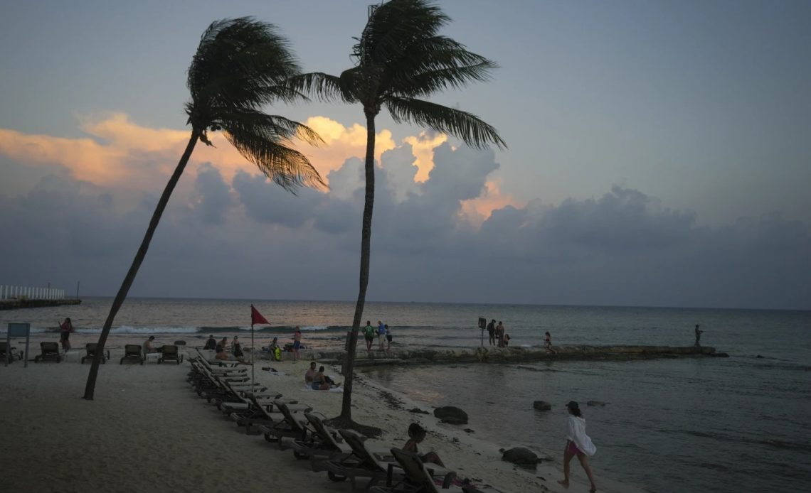 El huracán Beryl se dirige a México tras dejar destrucción en Jamaica y el Caribe oriental