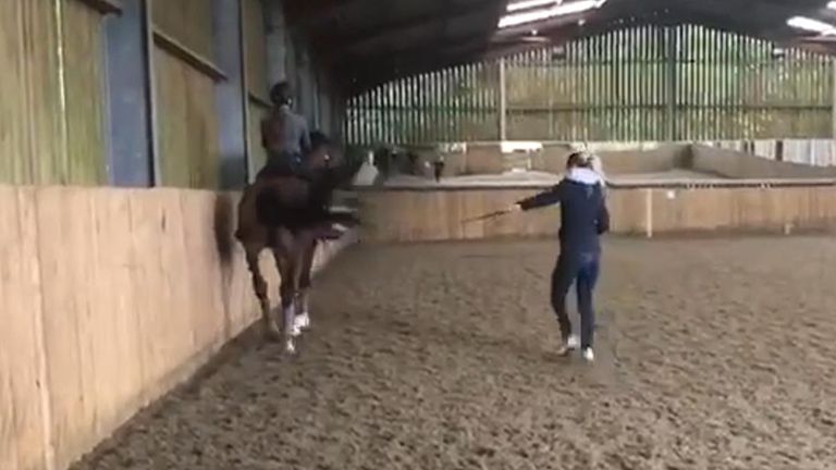 Video capta momento en que jinete Charlotte Dujardin maltrata caballo; no participará en Juegos Olímpicos