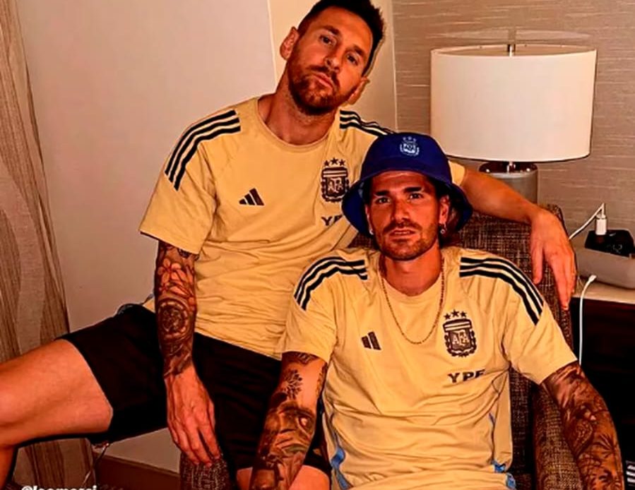 “Los dueños del juego”: el festejo de De Paul y Messi tras ganar un torneo de truco en la concentración de la selección argentina