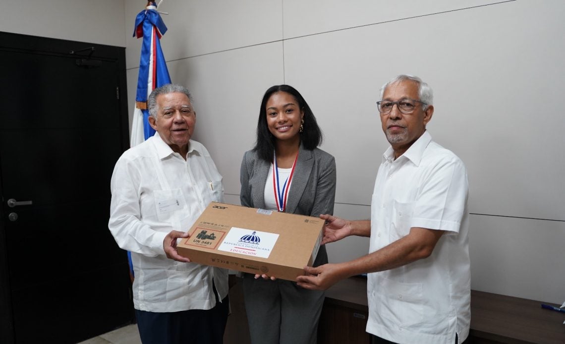 Educación sostiene encuentro con estudiantes dominicanos destacados en España