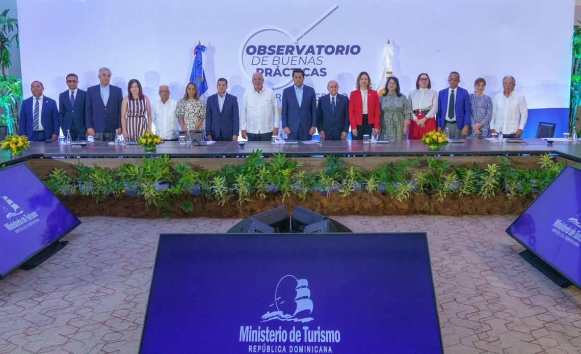 Ministro de Turismo junto a autoridades del Centro de Observatorio de Buenas Prácticas