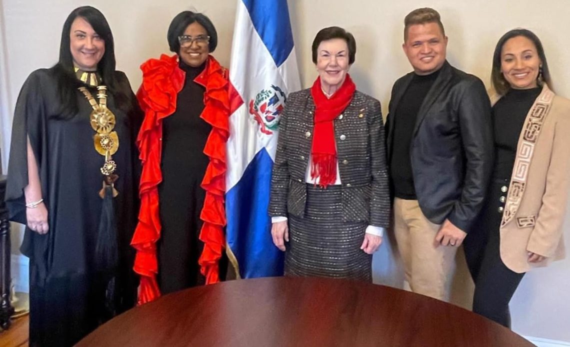 La embajadora dominicana en los Estados Unidos, Sonia Guzmán, calificó como muy importante y destacada la labor realizada por los diseñadores dominicanos a nivel mundial.