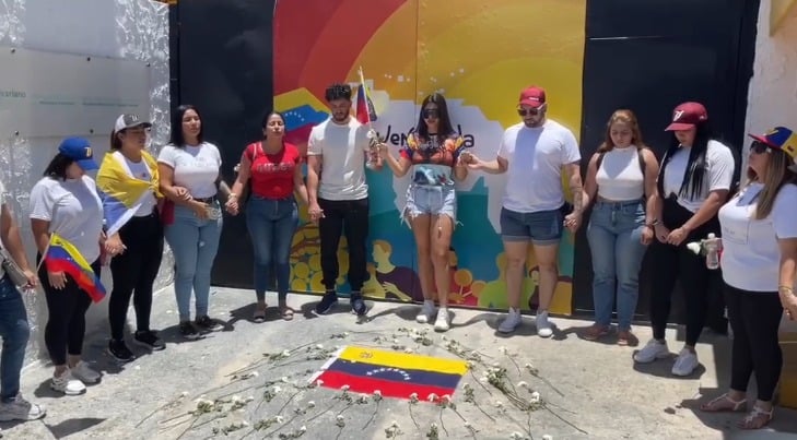Venezolanos en RD protestan frente al consulado; opinan sobre prohibición de vuelos