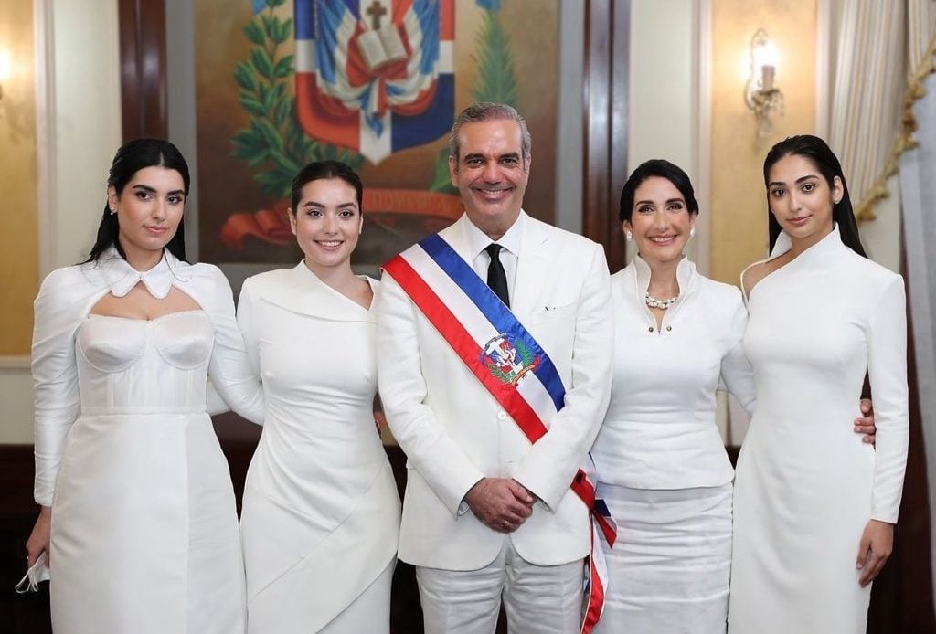 ABINADER Y SUS TRES HIJAS