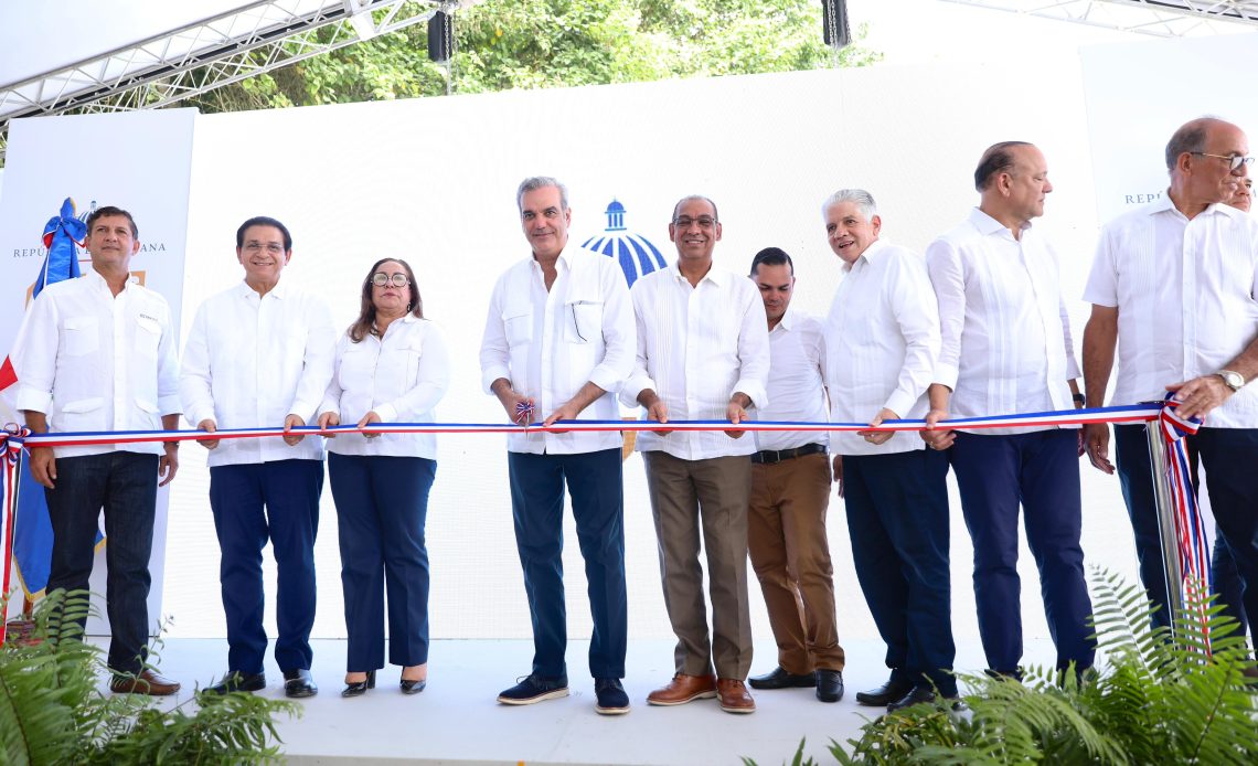 Presidente Abinader inaugura carretera Juan Veras-Las Yayitas