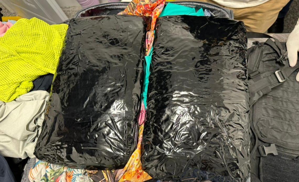 Detienen extranjera y fustran envío de dos paquetes de cocaína en París