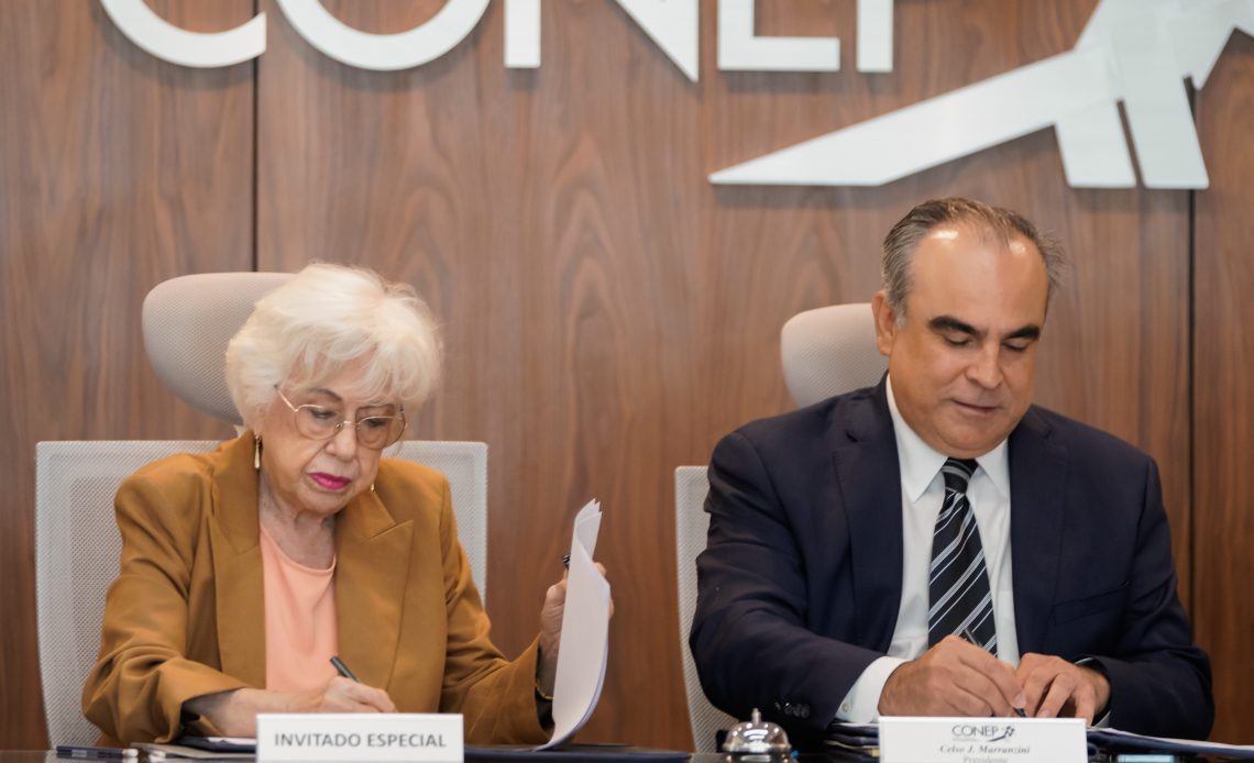 Milagros Ortiz Bosch y Celso Juna Marranzini durante la firma del acuerdo.