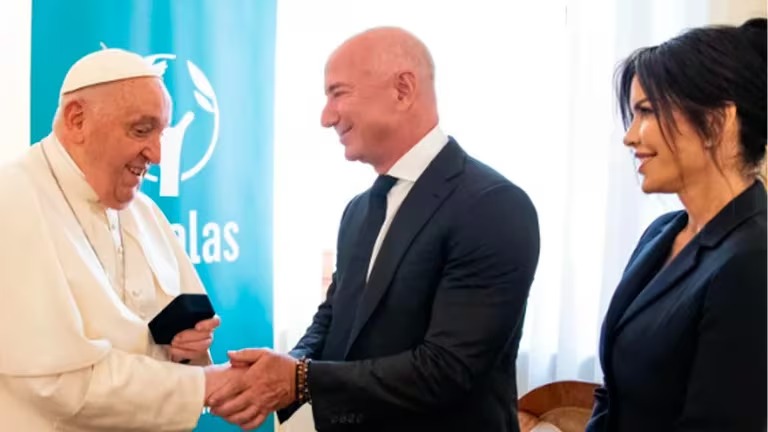 Papa Francisco recibe a Jeff Bezos en el Vaticano