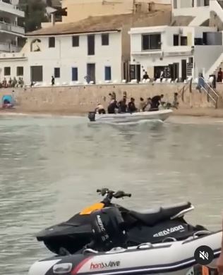 Migrantes llegando a playa de Moraira