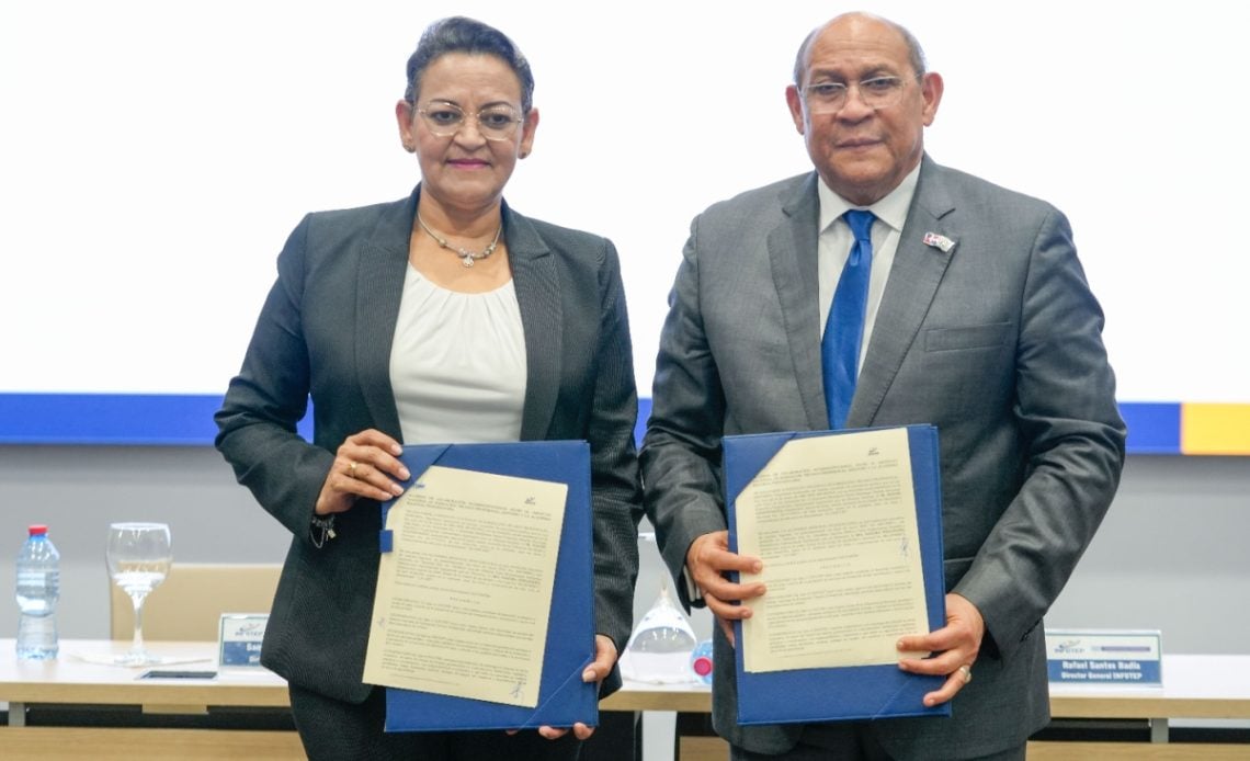 Sandra Fernández, directora de ARP y Rafael Santos Badía, director general del INFOTEP