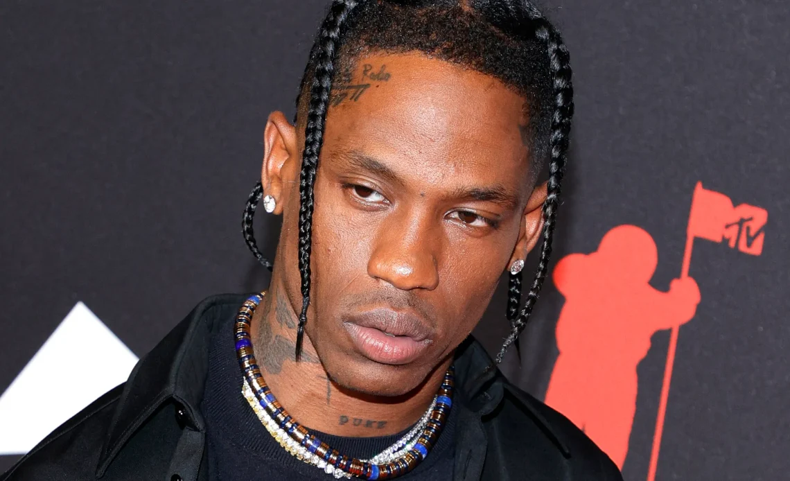 Travis Scott es liberado de la custodia policial después de ser arrestado por un altercado en un hotel de París