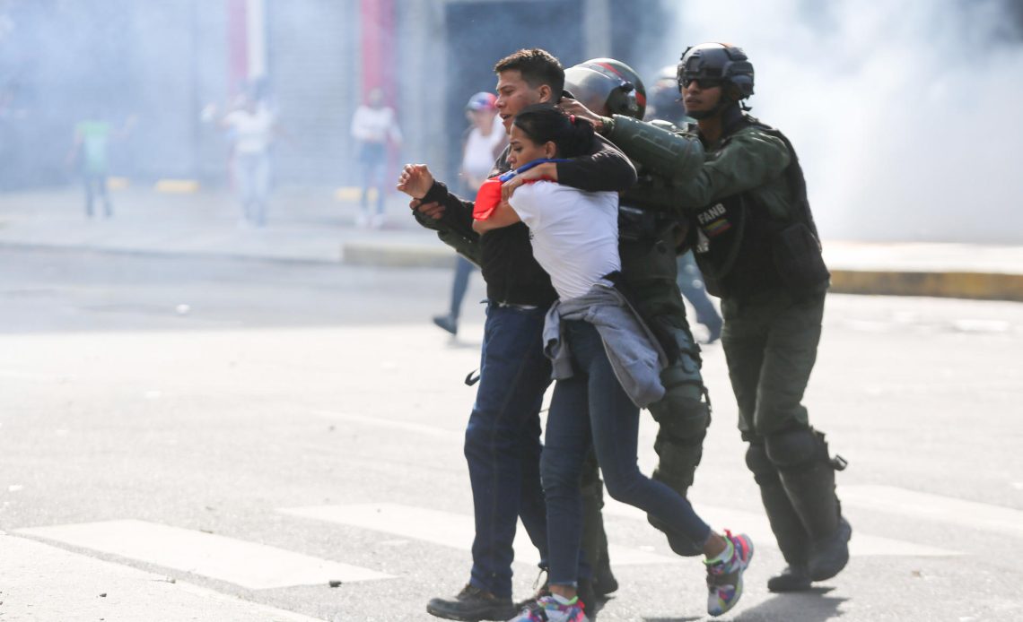 Venezolanos detenidos en protestas tras comicios son acusados de terrorismo, según una ONG