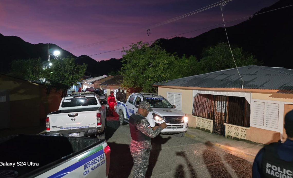 PN allana viviendas en Guayabal de Azua, decomisa un arma de fuego y otras blancas